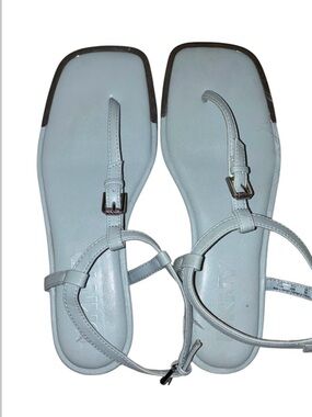 Like New DKNY thong sandals in light blue color silver‎ metallic accents. Sz 7.5